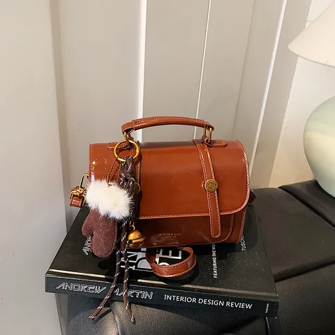 Damen Vintage Minimalistisch PU Leder Kleine Quadratische Umhängetasche Koreanischer Stil Glänzend Crossbody Messenger Bag Mit Anhänger