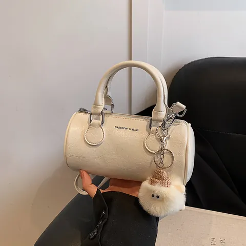 Borsa a Cilindro Casual da Donna in Pelle PU Stampa Lettere Moda Borsa a Tracolla Con Ciondolo a Sfera di Pelo Borsa Boston Versatile