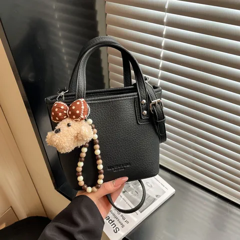 Sac Seau en Cuir PU pour Femme Motif Litchi Sac à Bandoulière à Épaule Unique Avec Joli Charme d'Ours pour les Trajets Quotidiens