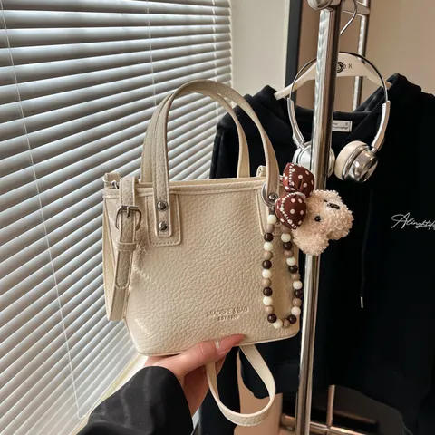 Sac Seau en Cuir PU pour Femme Motif Litchi Sac à Bandoulière à Épaule Unique Avec Joli Charme d'Ours pour les Trajets Quotidiens