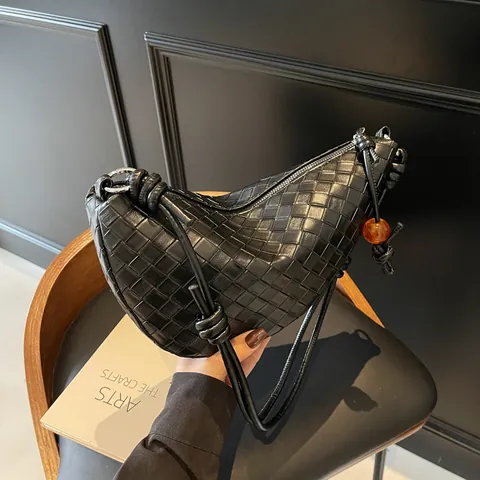 Damen Mode Gewebte PU Leder Schultertasche Trendy Halbmond Hobo Tasche Mit Knotengurt Und Bernsteinperlen Dekor