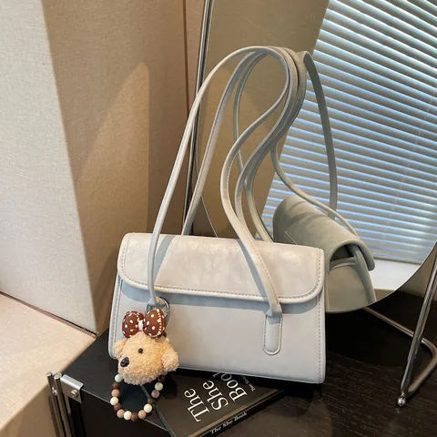 Borsa Sottobraccio in Pelle PU da Donna Tinta Unita Minimalista Con Patta Tracolla Orsetto Pendente Handbag Casual Pendolare