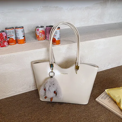 Borsa Tote da Donna Minimalista Retro in Pelle PU Grande Capacità Borsa a Tracolla Lucida per Pendolari Borsa Sottobraccio Con Ciondolo in Peluche