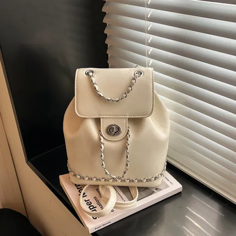 Sac à Dos de Mode pour Femmes avec Chaîne Sac Seau en Cuir Synthétique avec Fermoir Tournant en Métal Argenté Sac à Dos Urbain Décontracté