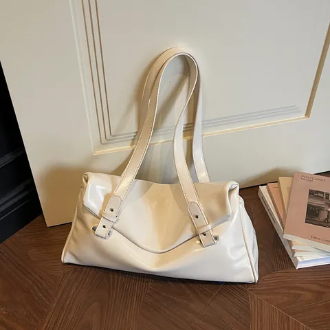 Glänzendes PU-Leder Tote Tasche Minimalistische Schultertasche Mit Doppelgriffen Metallschnalle Nieten Große Kapazität Täglich Pendeln Tasche