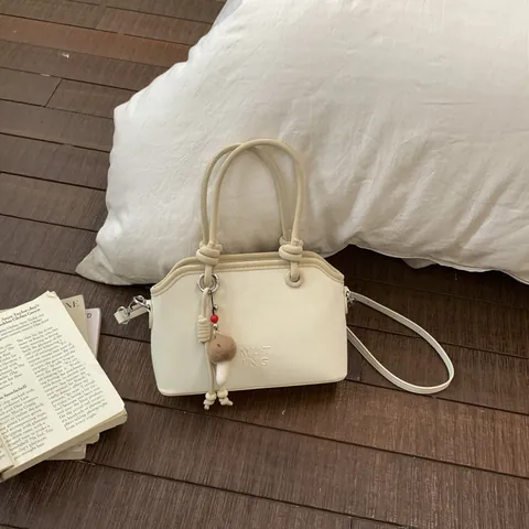 Damen Casual PU Leder Kleine Quadratische Tasche Buchstabe Geprägt Unterarm Schultertasche Mit Pilzanhänger Handtasche
