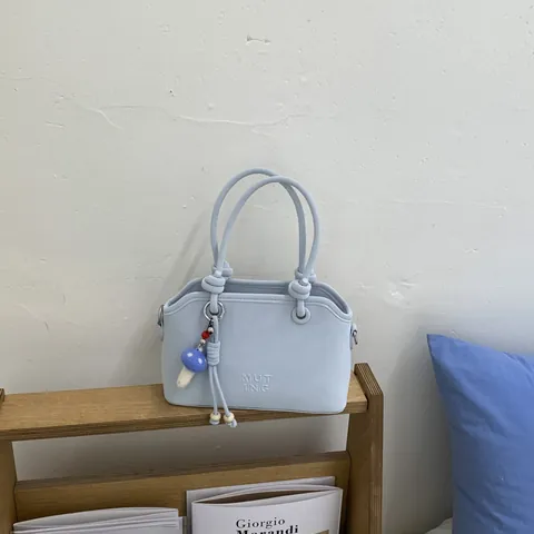 Damen Casual PU Leder Kleine Quadratische Tasche Buchstabe Geprägt Unterarm Schultertasche Mit Pilzanhänger Handtasche