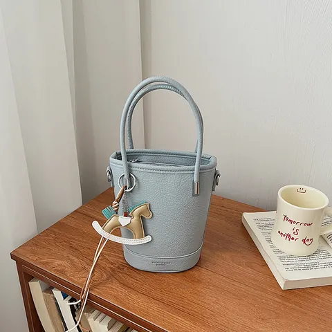 Damen Eimertasche Aus PU Leder Mit Kieseltextur Eleganter Schaukelpferd Anhänger Handtasche Vintage Umhängetasche Für Büro Alltag
