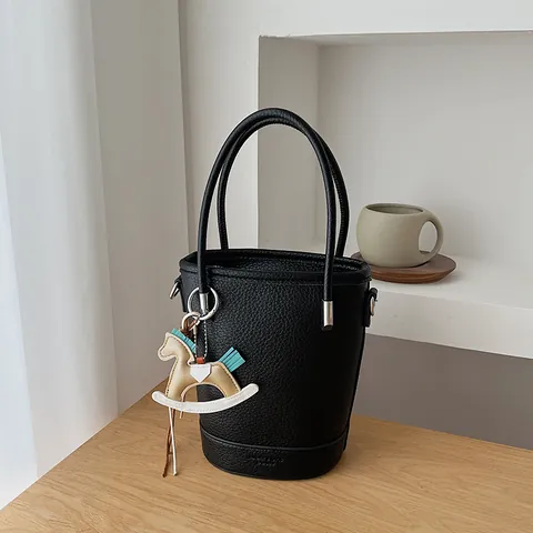 Damen Eimertasche Aus PU Leder Mit Kieseltextur Eleganter Schaukelpferd Anhänger Handtasche Vintage Umhängetasche Für Büro Alltag