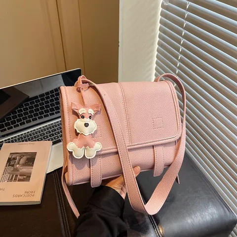 Damen Mode Einfache PU Leder Umhängetasche Litschikorn Klappe Messenger Bag Mit Cartoon Hund Anhänger Für Den Alltag