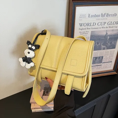 Damen Mode Einfache PU Leder Umhängetasche Litschikorn Klappe Messenger Bag Mit Cartoon Hund Anhänger Für Den Alltag
