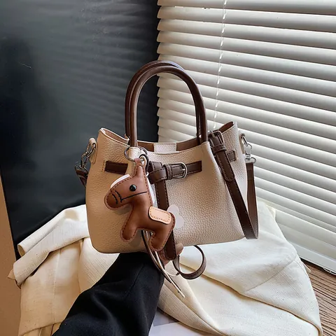 Borsa a Secchiello da Donna in Pelle PU con Grana di Litchi Elegante Borsa a Mano con Ciondolo a Cavallo e Tasca Interna Tracolla Casual
