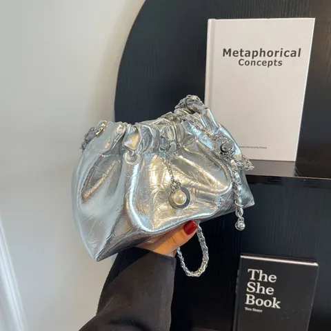 Borsa a Secchiello Cloud Plichettata da Donna in Pelle PU Finitura Metallica Tracolla a Catena Con Ciondolo di Künstliche Perle Borsa a Tracolla alla Moda