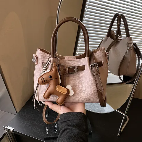 Borsa a Secchiello da Donna in Pelle PU con Grana di Litchi Elegante Borsa a Mano con Ciondolo a Cavallo e Tasca Interna Tracolla Casual