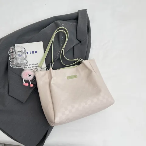 Borsa Tote da Donna a Grande Capacità con Goffratura a Scacchiera con Ciondolo a Mostro Peloso Borsa a Mano in Pelle PU