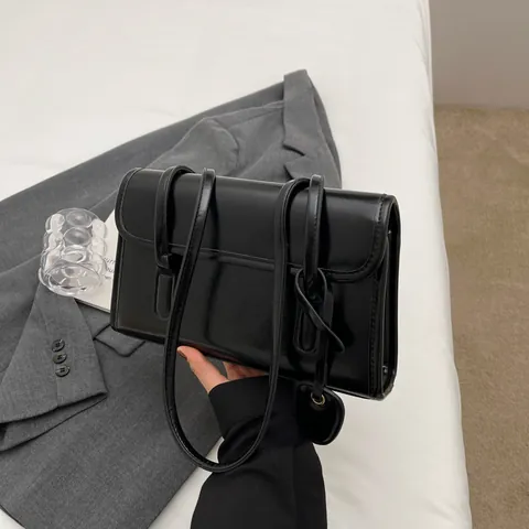 Sac Sous les Aisselles en Cuir PU Minimaliste Femmes Rétro Brillant Sac à Épaule Avec Pendentif Coeur Petit Sac Carré