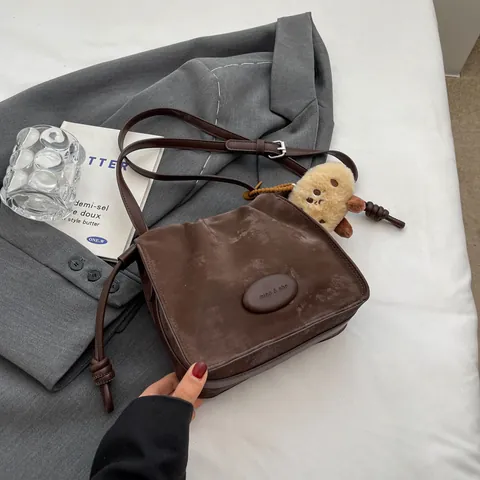 Damen Retro Falten PU Leder Beuteltasche Minimalistische Umhängetasche Mit Plüschanhänger Kordelzug Lässige Alltagstasche