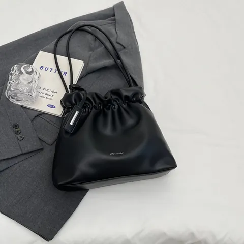 Borsa a Tracolla da Donna Nicchia Francese Pieghe Morbida Pelle PU Design a Nuvola Con Ciondolo in Metallo Minimalista Daily