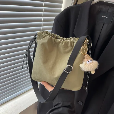 Grand Sac Seau à Cordon pour Femmes Style Japonais Décontracté Toile Nylon Sac Bandoulière Avec Pendentif en Peluche
