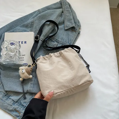 Grand Sac Seau à Cordon pour Femmes Style Japonais Décontracté Toile Nylon Sac Bandoulière Avec Pendentif en Peluche