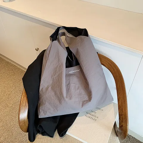 Dames Minimalistische Nylon Tote Bag Grote Capaciteit Lichtgewicht Gerimpelde Schoudertas Letter Print Woon-werkverkeer Handtas