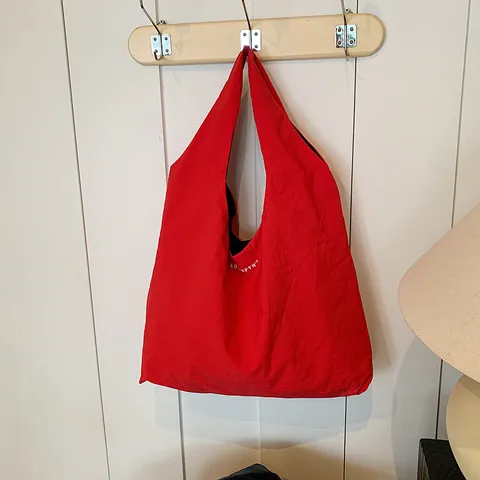 Dames Minimalistische Nylon Tote Bag Grote Capaciteit Lichtgewicht Gerimpelde Schoudertas Letter Print Woon-werkverkeer Handtas