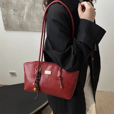 Sac Fourre-Tout en Cuir PU pour Femmes Grande Capacité Sac à Bandoulière Mode Navettage Avec Plaque en Métal Charme en Corde Tressée Pendentif Cloche