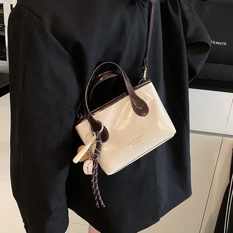 Sac Fourre-tout Femme en Cuir PU Couleur Contrastée Avec Pendentif Baseball Petit Sac à Main Bandoulière Décontracté