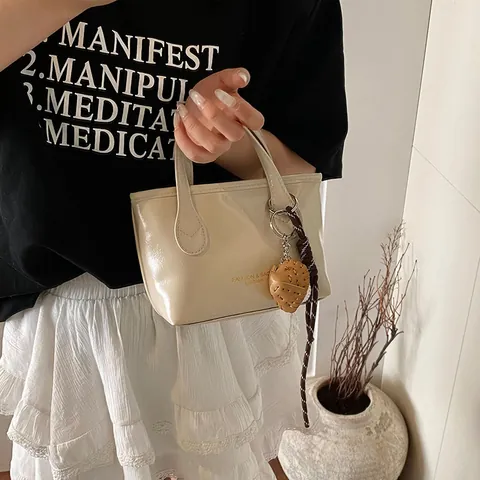 Sac Fourre-tout Femme en Cuir PU Couleur Contrastée Avec Pendentif Baseball Petit Sac à Main Bandoulière Décontracté