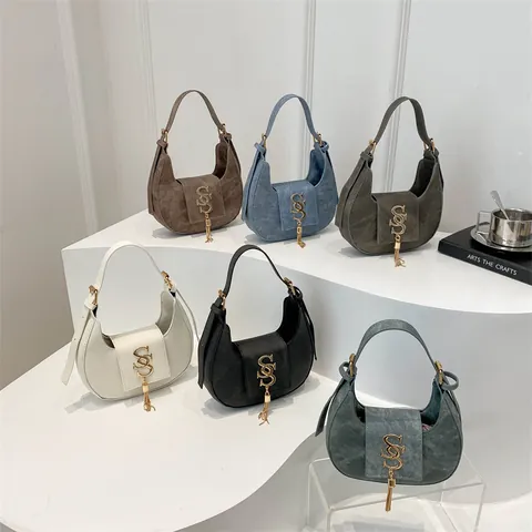Damen PU-Leder Halbmond Hobo-Tasche Retro Minimalistische Unterarm-Schultertasche mit Quaste und Metall-Logo Gold Hardware Handtasche