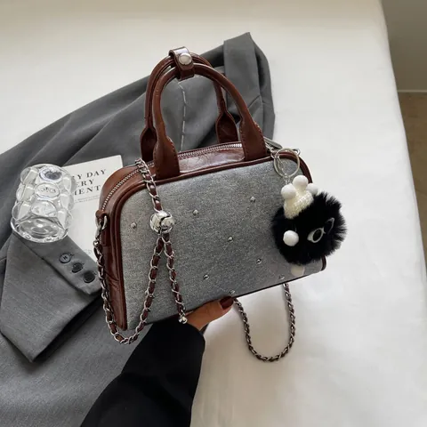 Bolso de Mano de Mezclilla Rétro PU para Mujer Patchwork Remaches Bandolera Cadena de Metal con Amuleto de Peluche Bolso Bowling