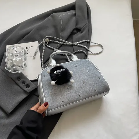 Bolso de Mano de Mezclilla Rétro PU para Mujer Patchwork Remaches Bandolera Cadena de Metal con Amuleto de Peluche Bolso Bowling