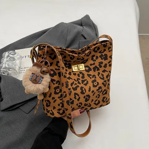 Borsa a Spalla Vintage con Stampa Leopardata in Simil Scamosciato per Donna Grande Capacità Borsa a Tracolla in Pelle PU Con Chiusura Dorata Ciondolo in Peluche