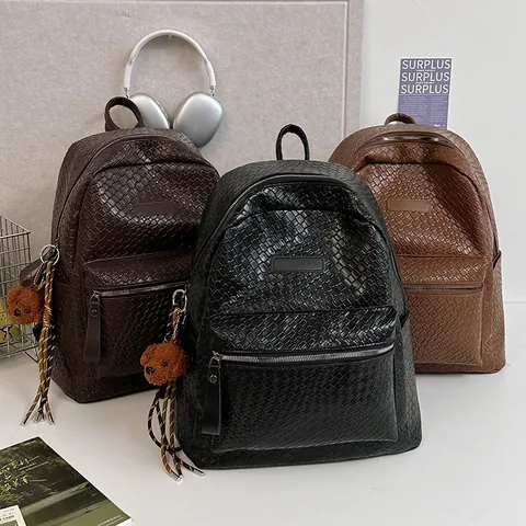 Unisex Gewebter PU Leder Rucksack Große Kapazität Mode Schultasche Reise Rucksack Für Herren Damen Koreanischen Stil Geflochten Daypack Mit Bär Anhänger