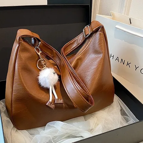 Sac Hobo en Cuir PU Grande Capacité pour Femmes Fourre-tout Minimaliste Urbain Couleur Unie Avec Pendentif Monstre en Peluche Blanc