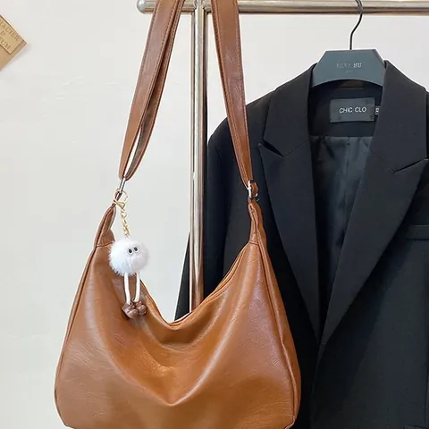 Sac Hobo en Cuir PU Grande Capacité pour Femmes Fourre-tout Minimaliste Urbain Couleur Unie Avec Pendentif Monstre en Peluche Blanc