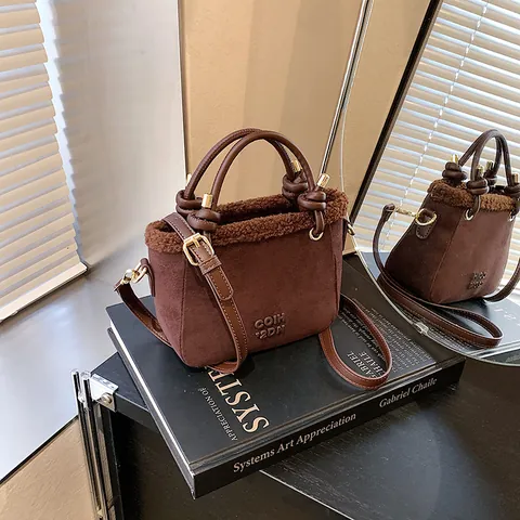 Borsa a Secchiello da Donna in Ecopelliccia e Pelle Scamosciata con Ciondolo a Coniglio Borsa a Tracolla Piccola Invernale Versatile a Mano