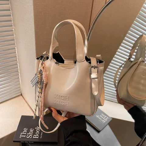 Borsa a Secchiello da Donna in Pelle PU Lucida Tote Bag Minimalista Moderna Con Tracolla Regolabile e Pendente Design di Nicchia