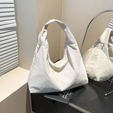 Bolso de Hombro de Nailon Minimalista Estilo Relajado para Mujer Gran Capacidad Color Sólido Bolso Tote Arrugado Moda Coreana Compras Diarias
