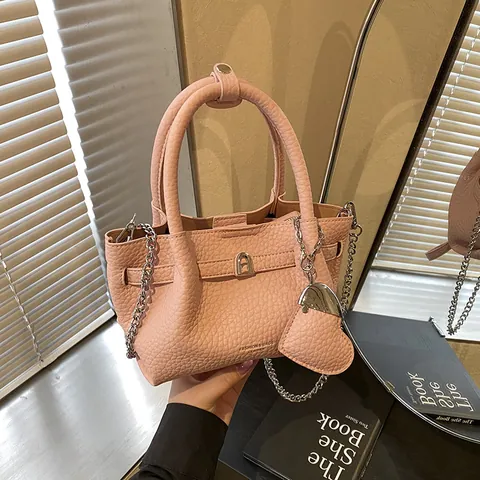 Vintage Pebbled PU Leather Bucket Bag For Women Fashion Heart Pendant Handbag Crossbody Bag With Silver Chain Strap Commuter Purse