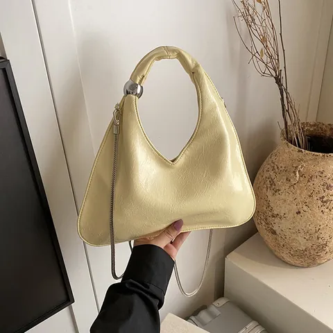 Ensemble Sac Hobo Triangulaire Tendance pour Femmes Sac à Épaule Minimaliste en Cuir PU Avec Bandoulière Chaîne et Décor de Boule
