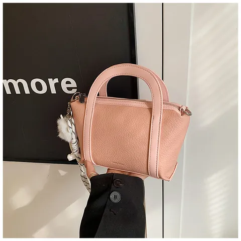 Borsa a Mano da Donna alla Moda con Motivo Litchi Semplice Borsa a Tracolla in Pelle PU con Simpatico Ciondolo in Peluche
