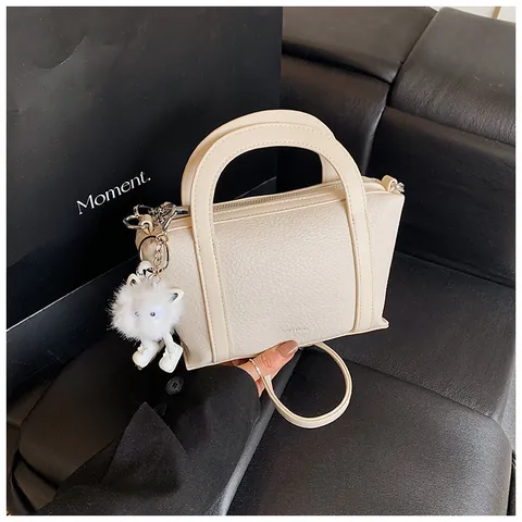 Borsa a Mano da Donna alla Moda con Motivo Litchi Semplice Borsa a Tracolla in Pelle PU con Simpatico Ciondolo in Peluche