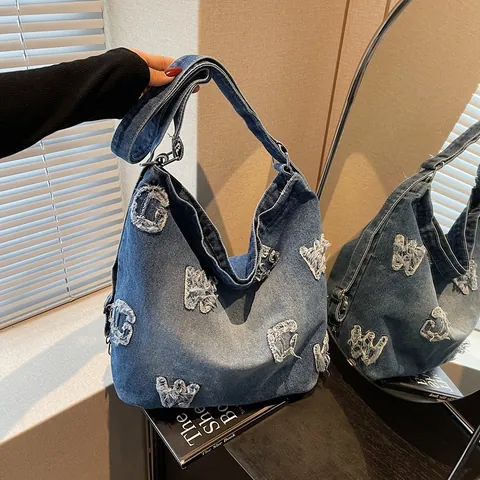 Borsa Tote in Denim Lavato Retro Grande Capacità Con Patch Lettere Sfilacciate Borsa a Spalla Hobo per Donna Casual Streetwear