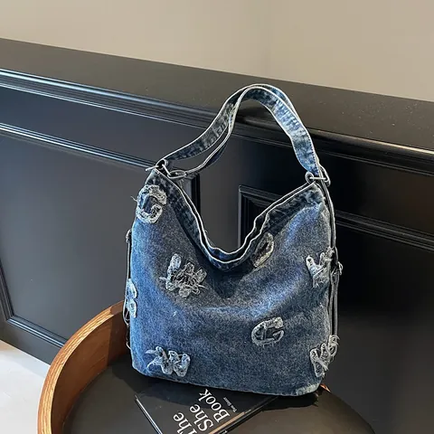 Borsa Tote in Denim Lavato Retro Grande Capacità Con Patch Lettere Sfilacciate Borsa a Spalla Hobo per Donna Casual Streetwear