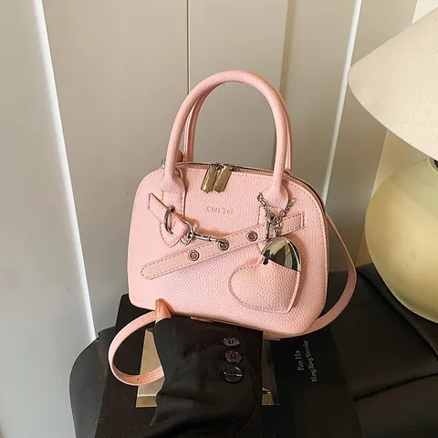 Sac à Main Coquille pour Femmes en Cuir PU Grainé Litchi Pendentif Coeur Bandoulière Réglable Sac à Bandoulière de Mode
