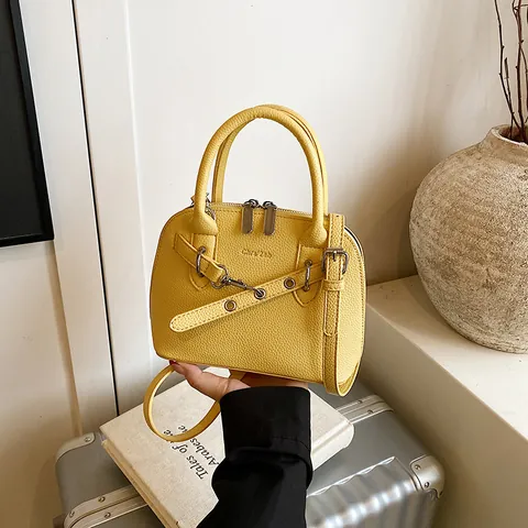 Sac à Main Coquille pour Femmes en Cuir PU Grainé Litchi Pendentif Coeur Bandoulière Réglable Sac à Bandoulière de Mode