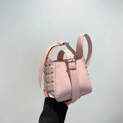 Mode Nieten Eimertasche Für Damen PU Leder Punk Stil Umhängetasche Straßen Trend Umhängetasche Mit Metallschnalle