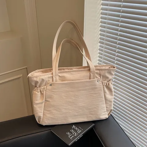Dames Nylon Tote Bag Grote Capaciteit Casual Effen Kleur Schoudertas Met Drawstring Zijde Klinknagel Detail Dagelijkse Handtas