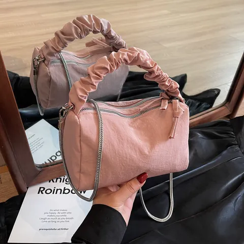 Sac à Main Plissé pour Femme Poignée Nuage Sac Bandoulière Avec Chaîne en Métal Sac Traversin en Tissu Simple Style Urbain